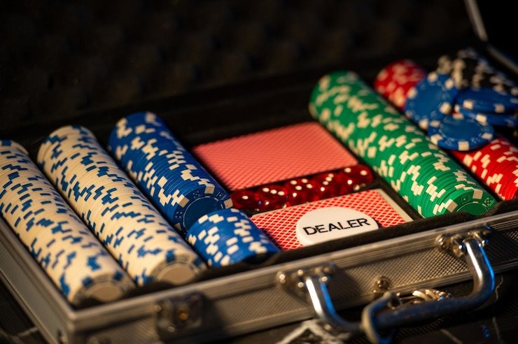 Dealer profesional dari Play'n GO menyiapkan meja baccarat untuk putaran baru